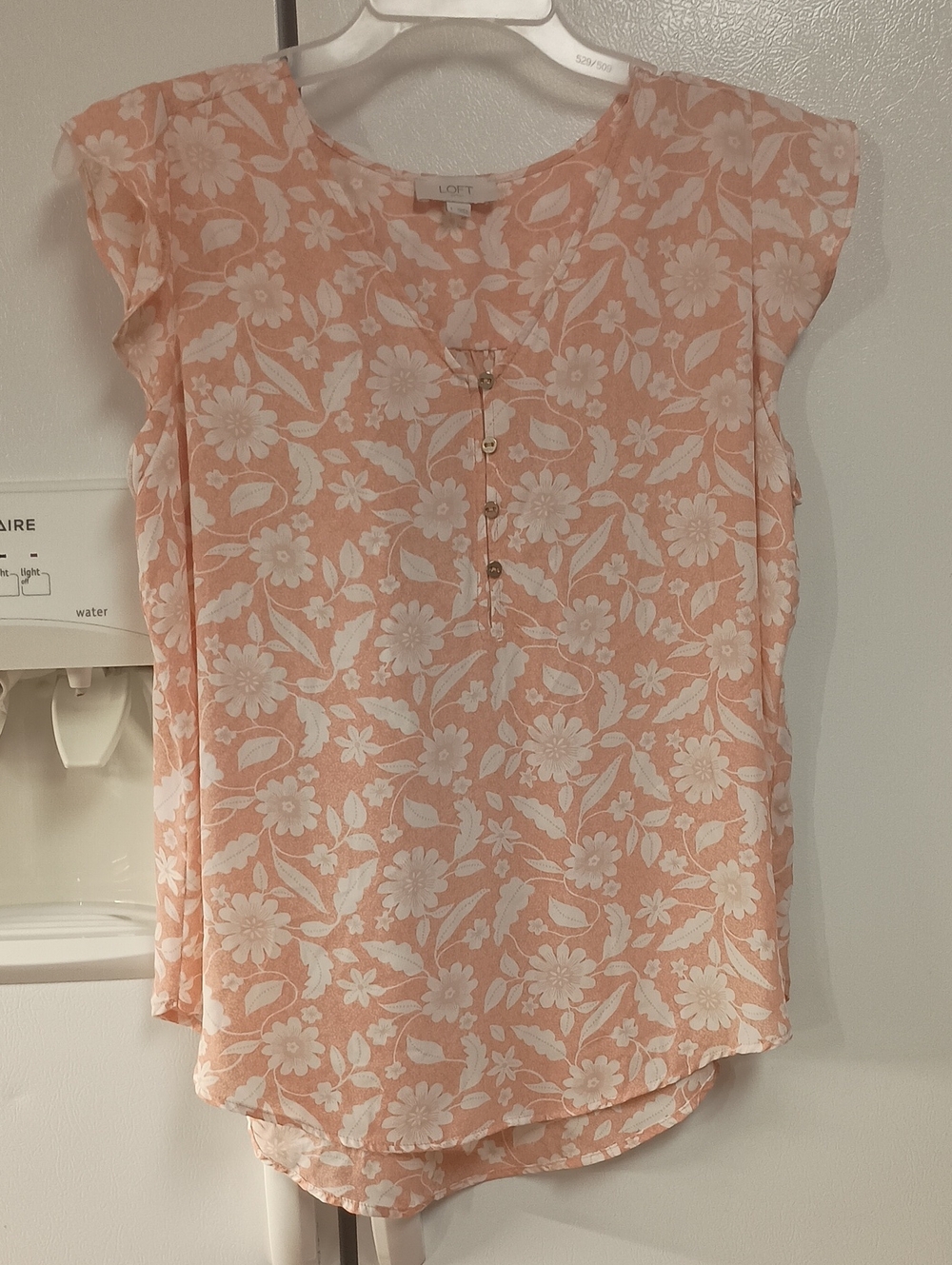 LOFT Peach Floral Cap Sleeve Blouse W/Gold Button Detail . Women's Size Large